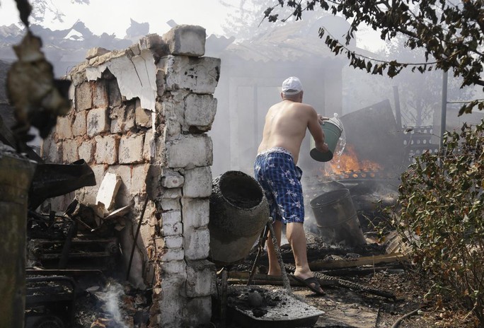 Một địa điểm dân cư ở TP Donetsk bị pháo kích tàn phá. Ảnh: AP