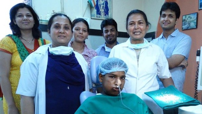 Ashik Gavai bên gia đình và ê-kíp phẫu thuật 