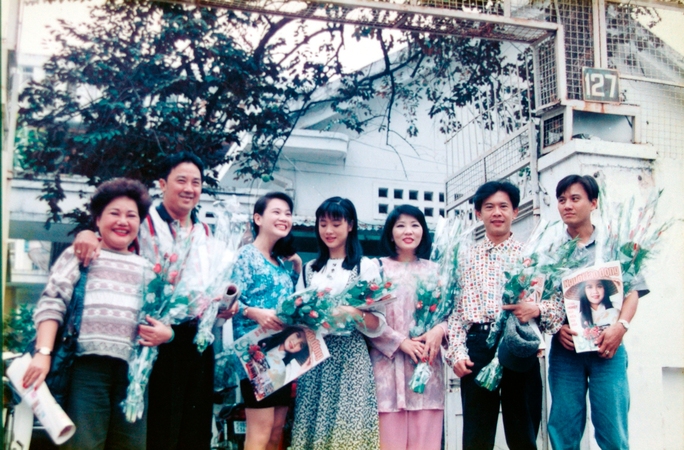 Lê Công Tuấn Anh (bìa phải) bên cạnh các nghệ sĩ khác tại tòa soạn Báo Người Lao Động