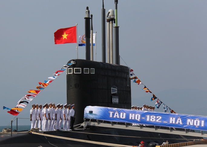 Lá cờ Tổ quốc và cờ Hải quân Việt Nam tung bay trên đài chỉ huy của Tàu ngầm HQ-182 Hà Nội
