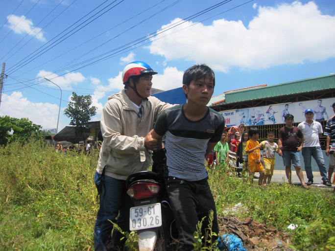 Đối tượng Nguyễn Bá Phi bị “hiệp sĩ” Nguyễn Thanh Hải cùng đồng đội bắt nóng sau khi trộm xe.