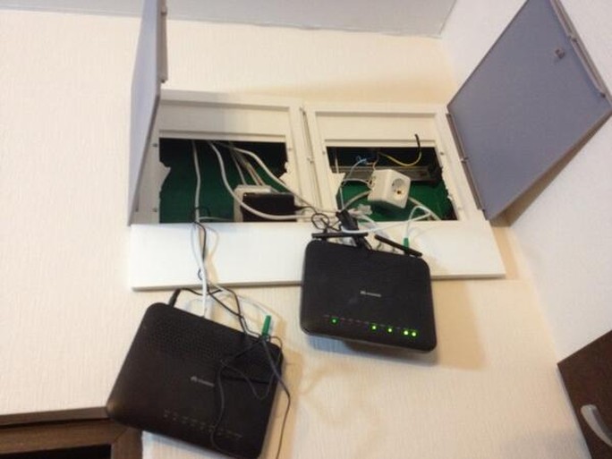 Thiết bị phát wifi lơ lửng trên trần nhà trong một khách sạn. Ảnh: Business Insider