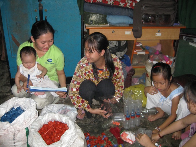 Nhân viên tín dụng Quỹ trợ vốn CEP thăm hỏi gia đình thành viên nghèo