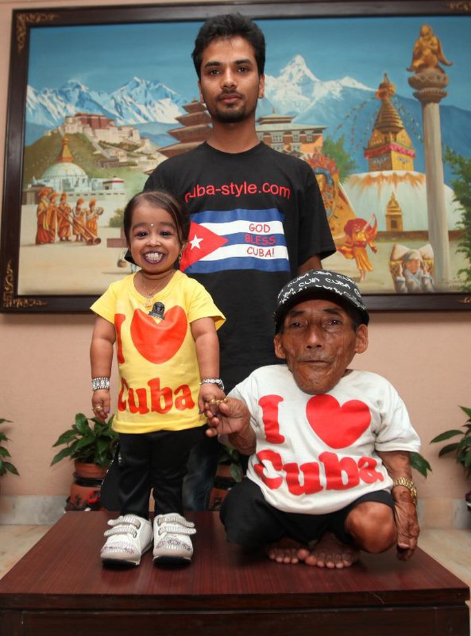 Jyoti Amge chụp ảnh cùng người đàn ông lùn nhất thế giới Chandra Bahadur Dangi của Nepal (cao 54,6 cm)