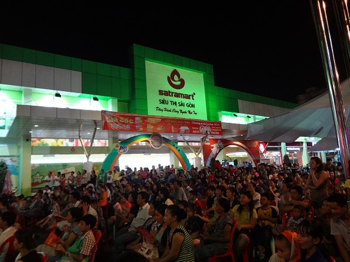 Tưng bừng mua sắm, giao lưu văn nghệ tại Siêu thị Sài Gòn