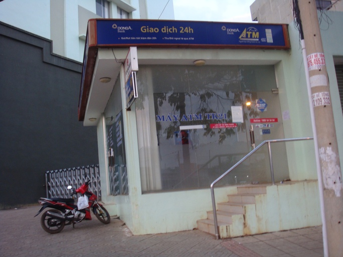 Trụ ATM của ngân hàng Đông Á trên đường Hùng Vương, thị xã Đồng Xoài, tỉnh Bình Phước – hai lần trừ tiền của người dùng thẻ ATM, nhưng không chịu nhả tiền!
