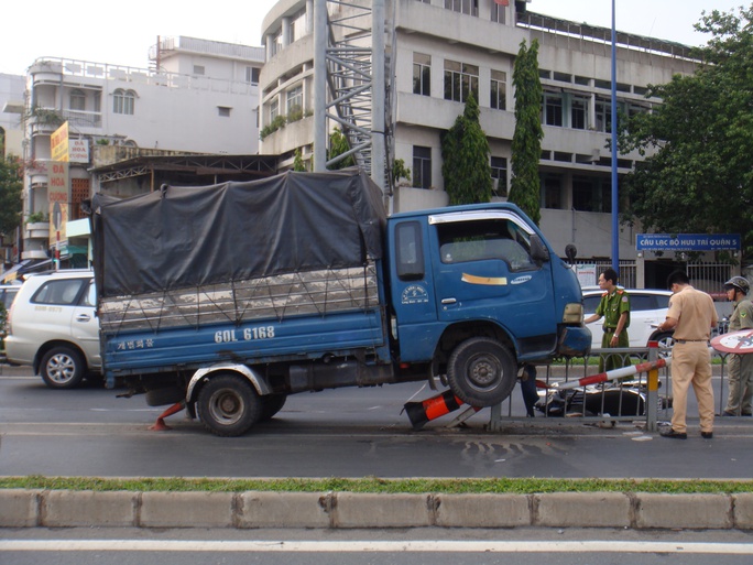 Hiện trường xe tải leo dải phân cách sau khi đụng một người đi xe máy trọng thương vào chiều 4-4, trên đường Võ Văn Kiệt, phường 10, quận 5 - TP HCM. Hiện trường xe tải leo dải phân cách sau khi đụng một người đi xe máy trọng thương vào chiều 4-4, trên đường Võ Văn Kiệt, phường 10, quận 5 - TP HCM.