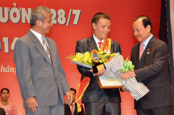 Ông Lê Thanh Hải, Ủy viên Bộ Chính trị, Bí thư Thành ủy ̣̣̣bìa phảiĐ và ông Đặng Ngọc Tùng, Chủ tịch Tổng LĐLĐ Việt Nam, tặng hoa cho các thủ lĩnh Công đoàn tỉẻu biểu 
ẢNH: TẤN THẠNH