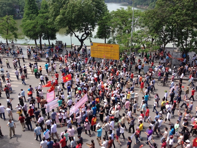 Đoàn diễu hành qua khu vực hồ Hoàn Kiếm ở trung tâm Thủ đô Hà Nội - Ảnh: Mạnh Duy