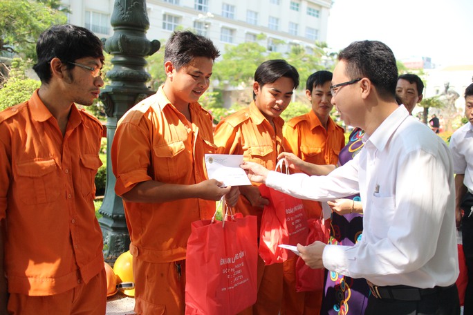 Ông Nguyễn Thành Đô, Phó Chủ tịch LĐLĐ quận 1, TP HCM, tặng quà cho công nhân làm Tết Ông Nguyễn Thành Đô, Phó Chủ tịch LĐLĐ quận 1, TP HCM, tặng quà cho công nhân làm Tết