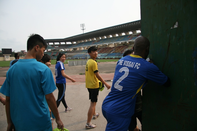 Cầu thủ Hoàng Vissai bực tức vì bảo vệ sân Ninh Bình không cho các phóng viên tiếp cận buổi tập đã xô cửa sân để phản ứng

 