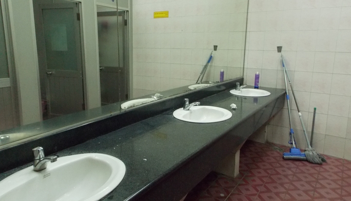 Dụng cụ làm vệ sinh để cả ở toilet dành cho khách đi máy bay