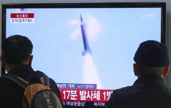 Người dân xem truyền hình đưa tin về vụ bắn thử tên lửa của Triều Tiên tại Seoul - Hàn Quốc hôm 4-3. Ảnh: AP