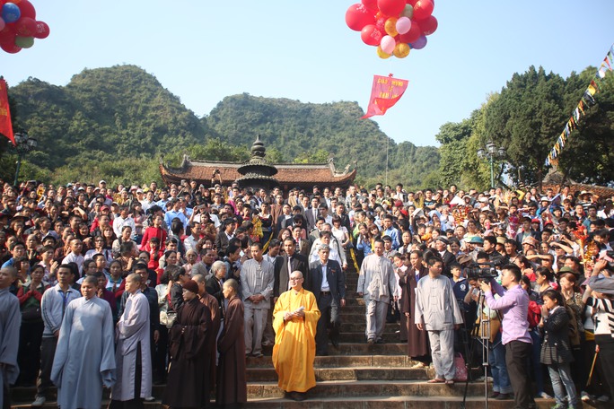 Quang cảnh sân Thiên Trù trong lễ khai hội chùa Hương