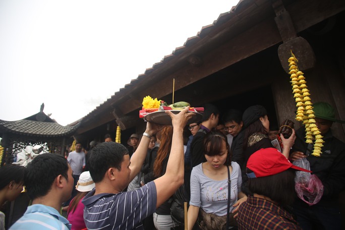 6,5 vạn du khách chen chân lên chùa Đồng