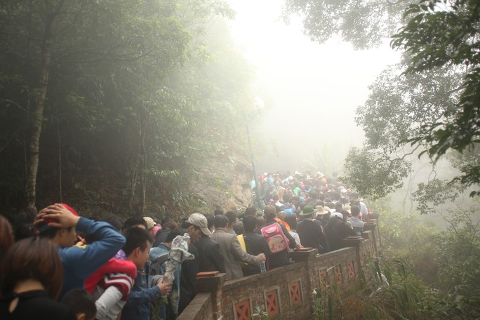 Dù trởi rét và sương mù dày đặc dòng người vẫn đổ về Yên Tử rất đông