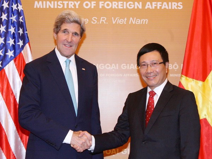 Phó Thủ tướng, Bộ trưởng Ngoại giao Phạm Bình Minh đón, hội đàm với Ngoại trưởng John Kerry trong chuyến thăm Việt Nam tháng 12-2013 - Ảnh: TTXVN