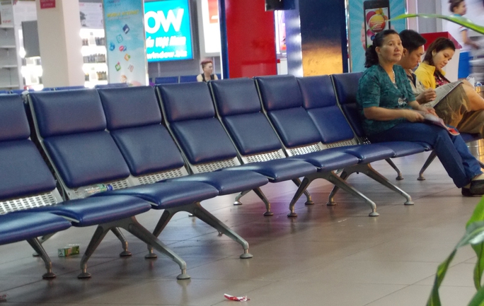 Vỏ hộp sữa uống hết và rác ở nơi đợi ra máy bay sân bay Tân Sơn Nhất...