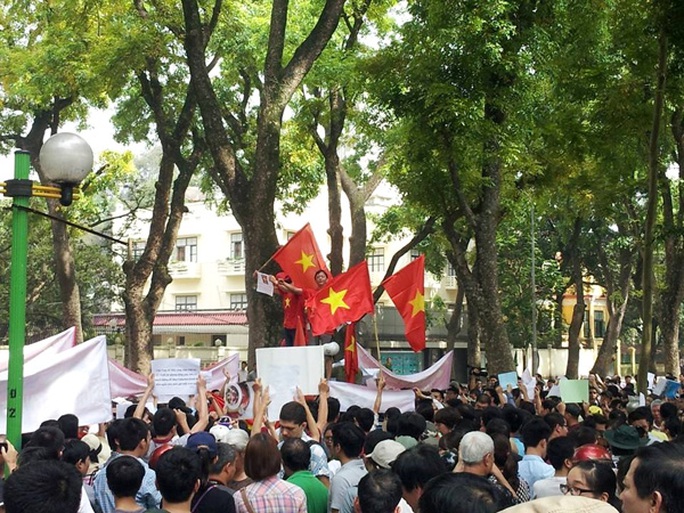 Những người thanh niên hô vang khẩu hiệu phản đối Trung Quốc và được người dân hưởng ứng