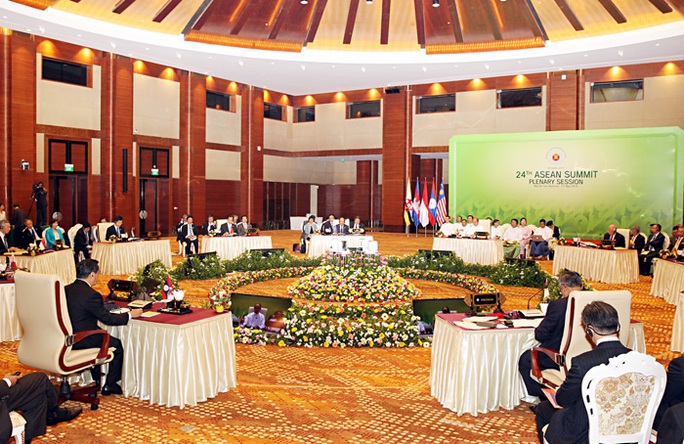Thủ tướng Nguyễn Tấn Dũng và các nhà lãnh đạo ASEAN tại phiên họp toàn thể Hội nghị cấp cao ASEAN ngày 11-5 - Ảnh: Đức Tám