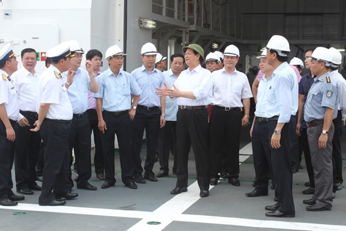 Thủ tướng Nguyễn Tấn Dũng trao đổi với cán bộ, nhân viên Công ty Đóng tàu Hạ Long và đại diện các bộ, ngành trên boong tàu KN-781