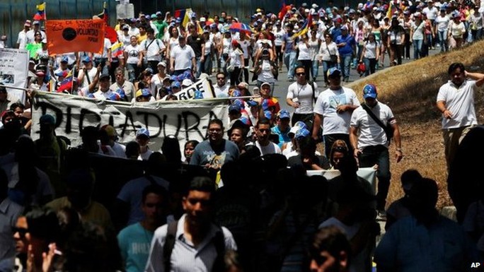 Đoàn biểu tình áo trắng tiến phản đối chính phủ của ông Maduro liên tục tuần hành

trên các đường phố Caracas. Ảnh: AP