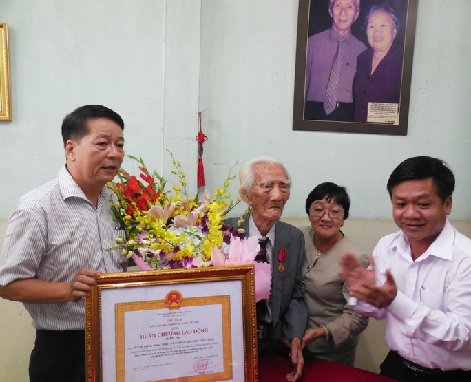 Ông Tôn Thất Cần - Phó phòng quản lý nghệ thuật Sở VH, TT và DL TPHCM và ông Nguyễn Văn Minh - Phó GĐ Sở VH & TT và DL TPHCM đã chúc mừng sức khỏe soạn giả NSND Viễn Châu