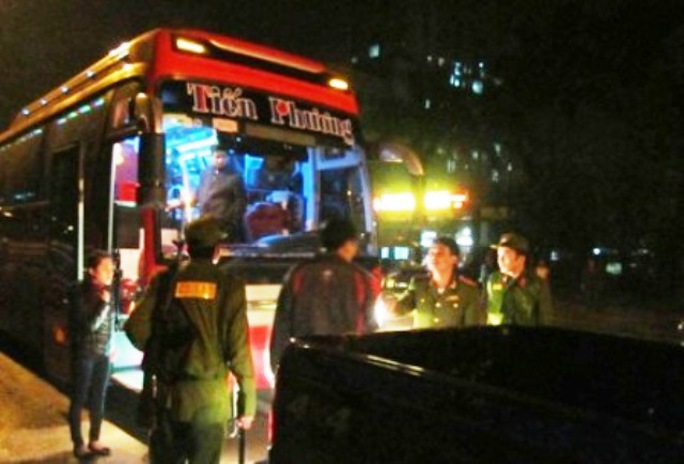 Cảnh sát 113 kiểm tra chiếc xe có lô gô Tiến Phương để truy tìm Tuấn Như Thanh