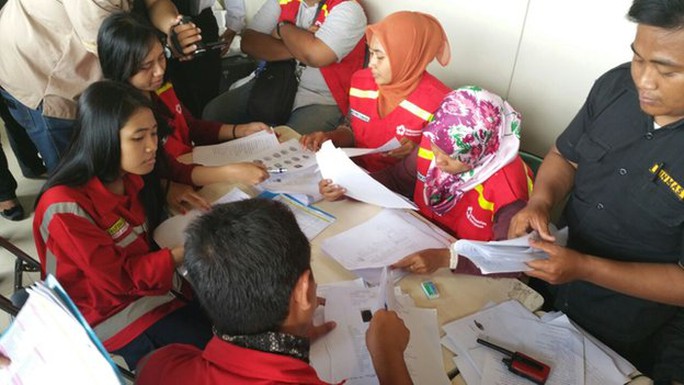 Cơ quan chức năng thu thập thông tin của nạn nhân tại sân bay ở TP Surabaya. Ảnh: BBC