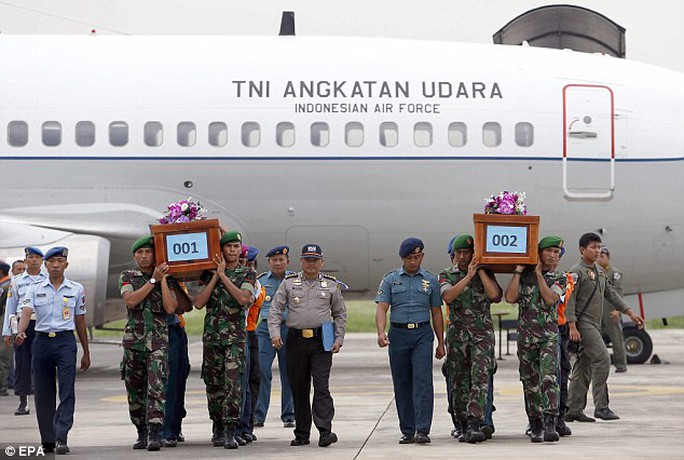 Quan tài chứa 2 thi thể đầu tiên về tới sân bay Juanda ở TP Surabaya - Indonesia chiều 31-12. Ảnh: EPA