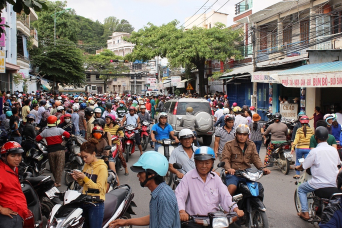 Người dân tập trung kín khu vực đường Đặng Tất Hộp giấy nghi có tro cốt người chết