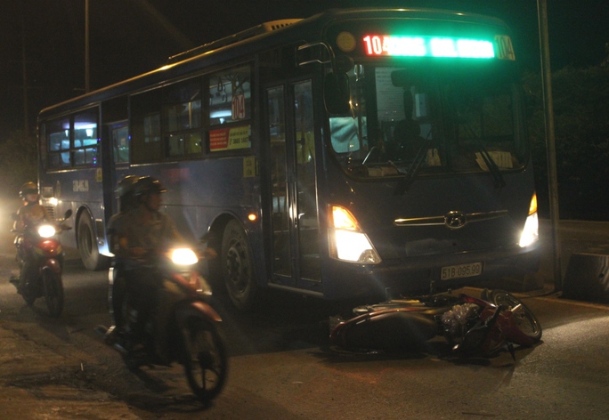 Cú va chạm với xe buýt tuyến 104 khiến 1 thanh niên bị thương nặng