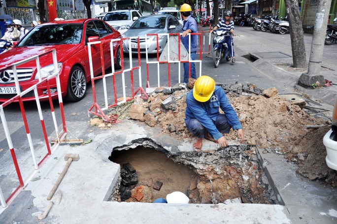 Xuất hiện “hố tử thần” gần Báo Người Lao Động
