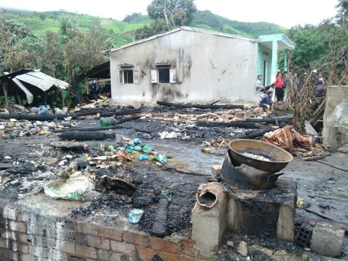 Sau hơn 2 giờ tích cực chữa cháy nhưng 4 căn nhà vẫn bị cháy rụi