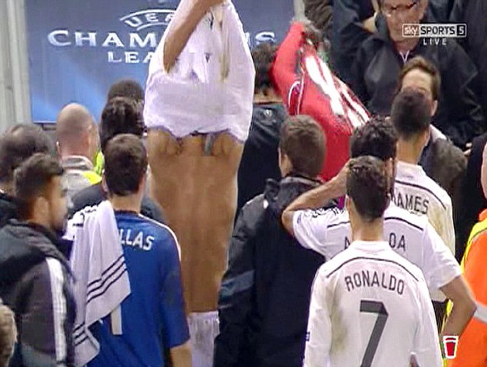 Balotelli và Pepe đổi áo ngay sau hiệp 1 kết thúc