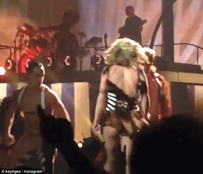 Britney Spears cười tươi, dắt bạn trai lên sân khấu