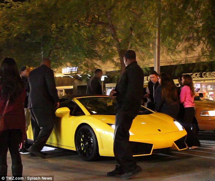 Justin Bieber bị cảnh sát tống vào trại tạm giam
