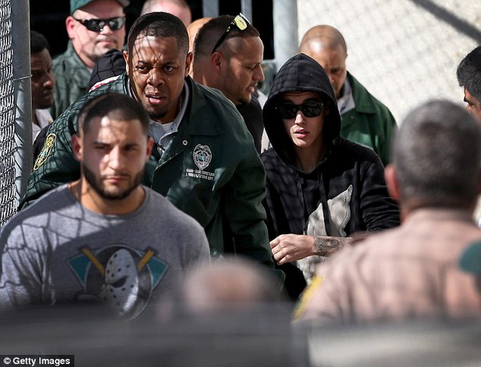 Justin Bieber bị cảnh sát tống vào trại tạm giam