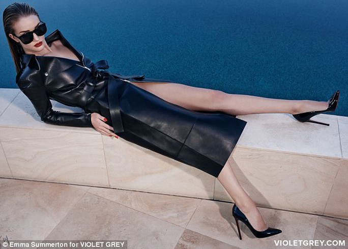 Siêu mẫu Rosie Huntington - Whiteley đẹp cuốn hút