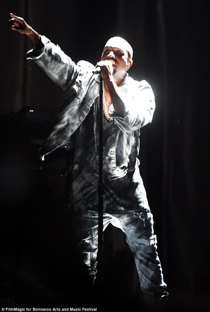 Kanye biểu diễn hăng say trên sân khấu