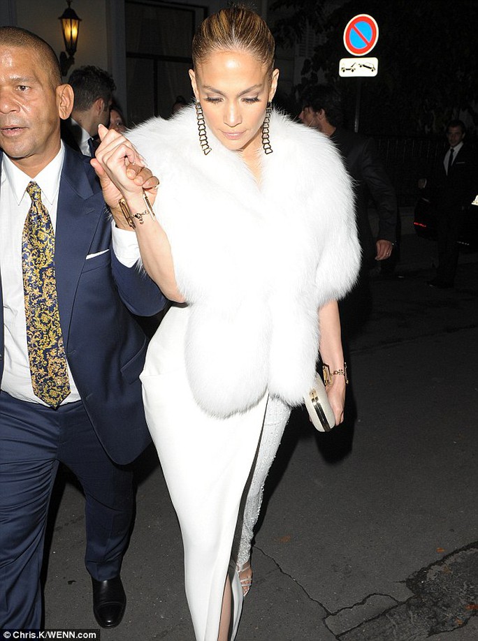 Jennifer Lopez đẹp lộng lẫy tại tuần lễ thời trang Paris