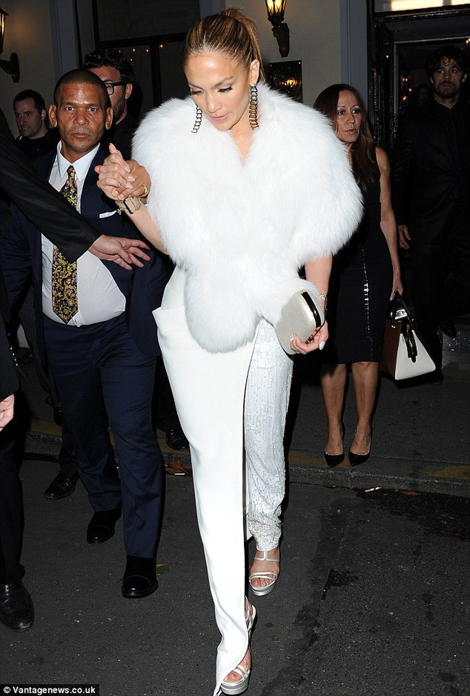 Jennifer Lopez đẹp lộng lẫy tại tuần lễ thời trang Paris