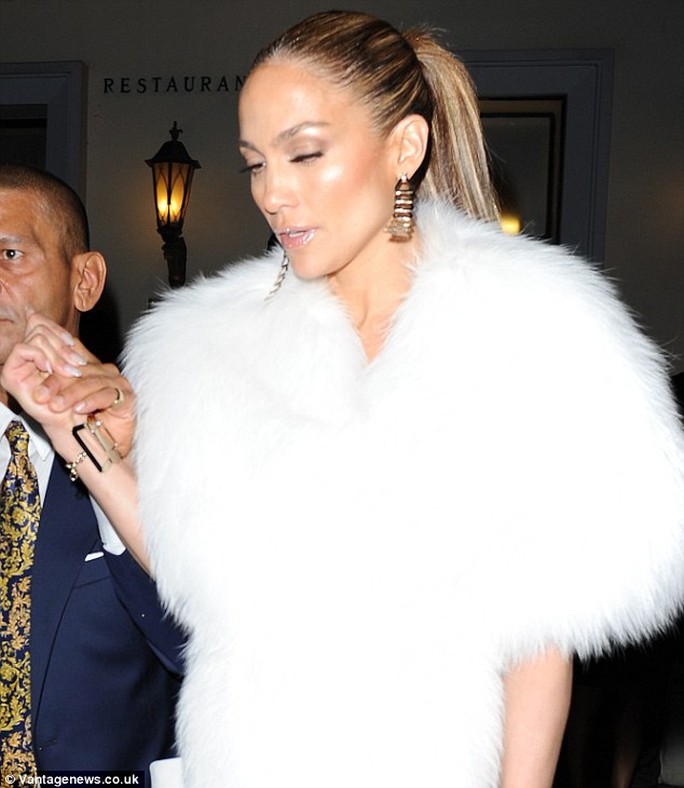 Jennifer Lopez đẹp lộng lẫy tại tuần lễ thời trang Paris