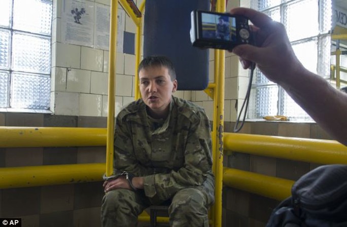 Nadiya Savchenko, 31 tuổi, đã bị bắt giữ tại Ukraine và bị đưa qua biên giới Nga để truy tố. Ảnh: AP