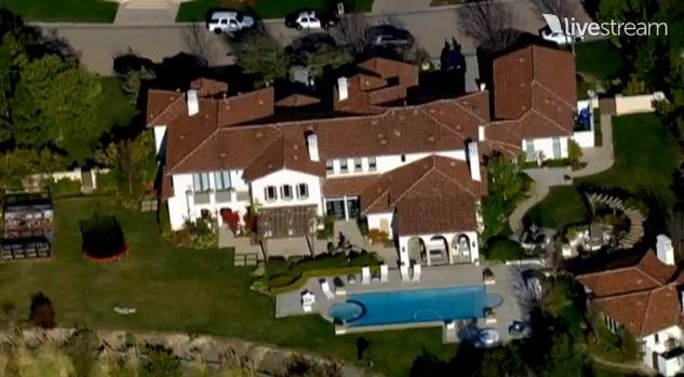 Cảnh sát xộc vào nhà Justin Bieber để khám xét
