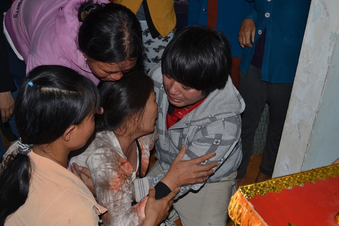 Bà Phạm Thị Bình, vợ ngư dân Đặng Dùm, chết lặng bên quan tài của chồng