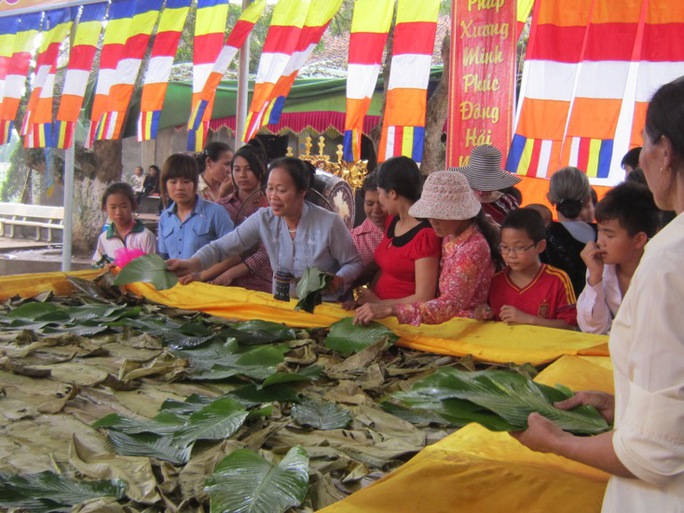 Bề mặt trên của bánh được bao phủ gần như kín bằng những chiếc lá dong để đảm bảo vệ sinh, hạn chế đến mức tối đa việc tiếp xúc tay trực tiếp vào bánh. Lá dong được phủ lên thường xuyên để đảm bảo lúc nào bánh chưng cũng được đậy kín