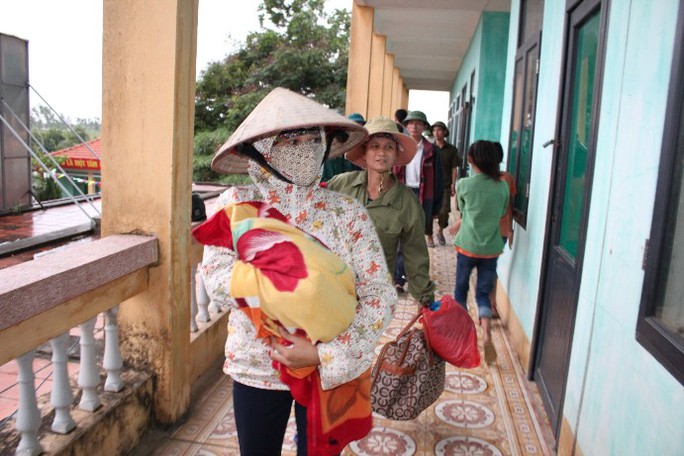 Di dân phòng chống bão tại Quảng Ninh
