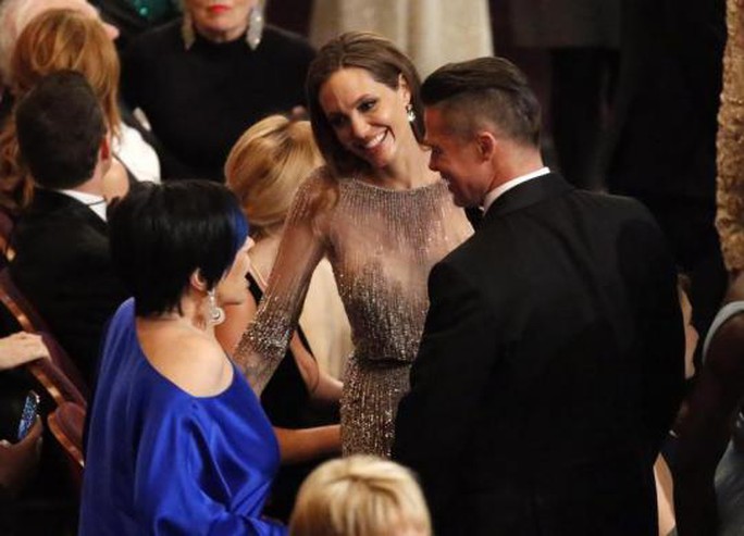 Liza Minnelli, Angelina Jolie và Brad Pitt mải mê trò chuyện