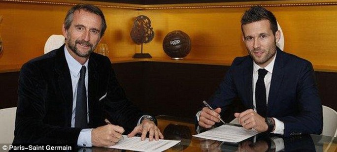 Chủ tịch CLB PSG, ông Nasser Al Khelaifi và Cabaye trong buổi kết